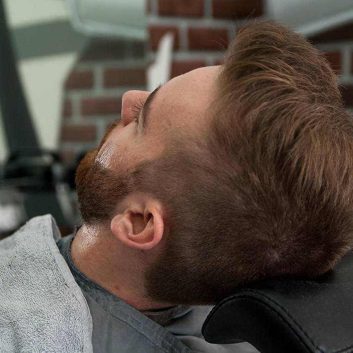 Kunde im Barbierstuhl, Bart frisch konturiert