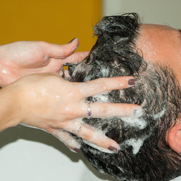 Haarwäsche am Waschbecken
