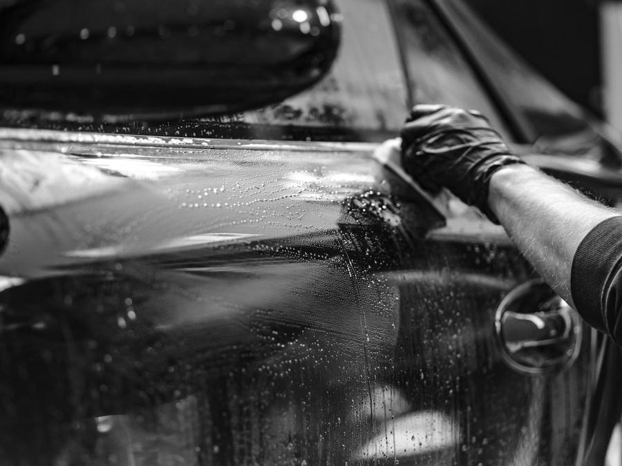 Lack wird von Hand abgezogen, Wasser perlt ab