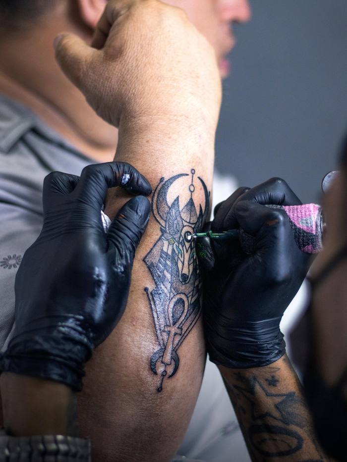 Blackwork: flächige Ornamentarbeit am Oberarm